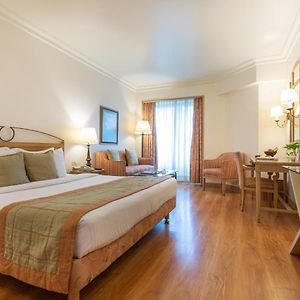 Deluxe Room King Bed Bathtub